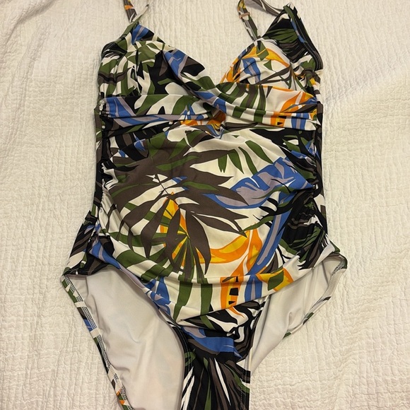 Calvin Klein one-piece tropic rainforest print bathing suit. Size 8. - Picture 4 of 7